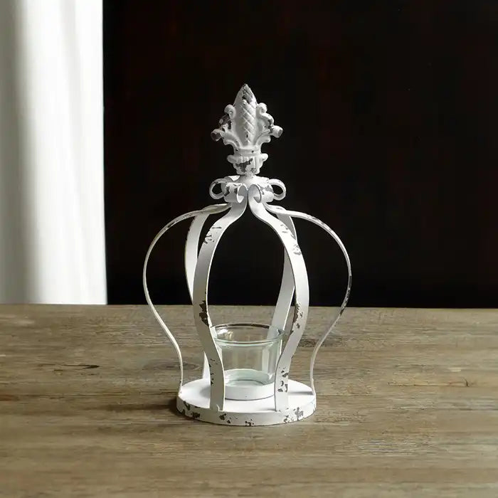 Corona Porta Candela Candeliere in Metallo Vintage Shabby Chic Colore Bianco Anticato Decoro Giglio Altezza 25 cm