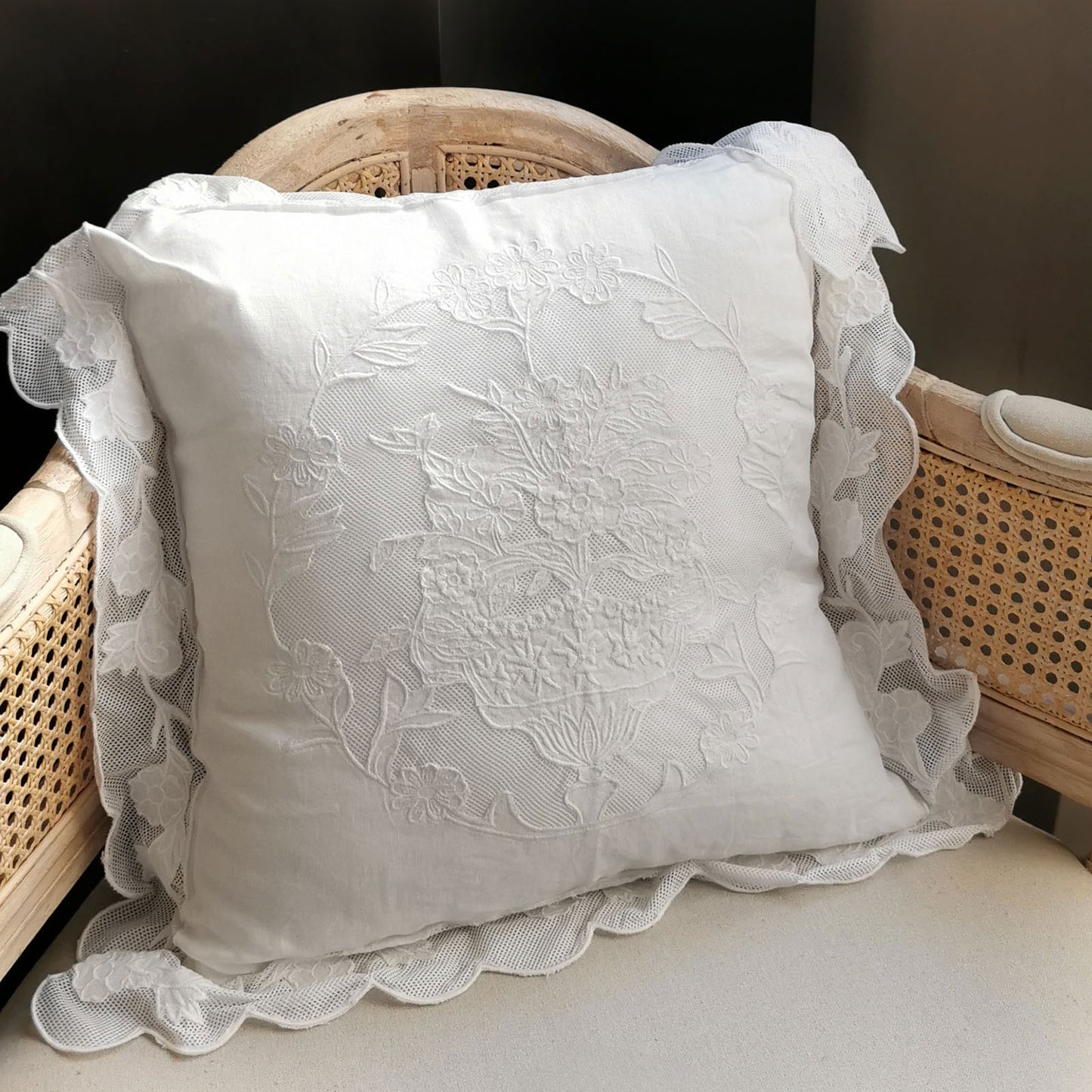 Cuscino Arredo Ricamato in Misto Lino e Cotone Stile Shabby Chic 40x40 Colore Bianco