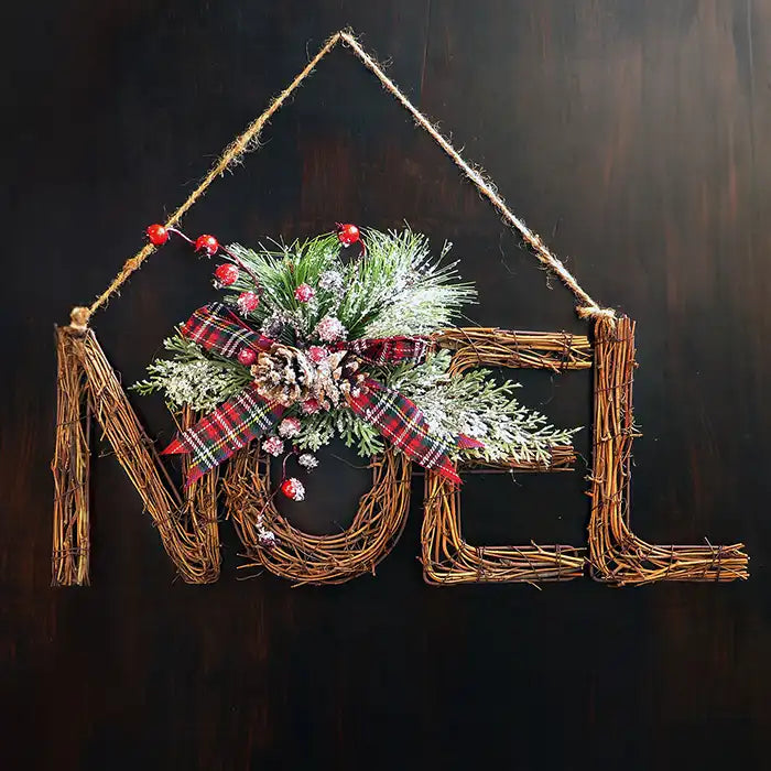Decorazione di Natale da appendere Scritta Noel Decoro in Vimini con Pigne e Tartan 47x17