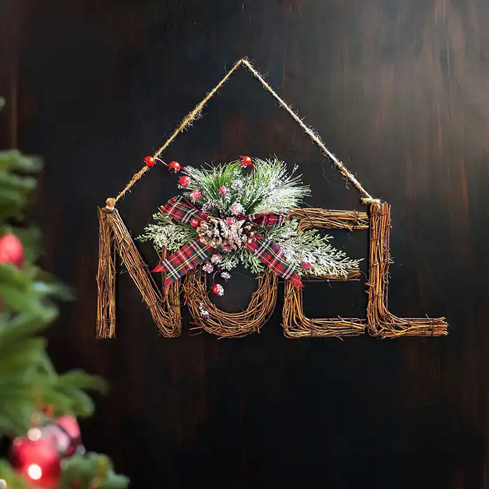 Decorazione di Natale da appendere Scritta Noel Decoro in Vimini con Pigne e Tartan 47x17
