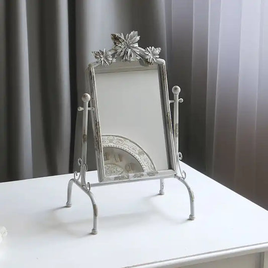 Specchio da Tavolo con Supporto Ferro Battuto Coccole di Casa Stile Shabby Chic Colore Bianco Anticato 25x42