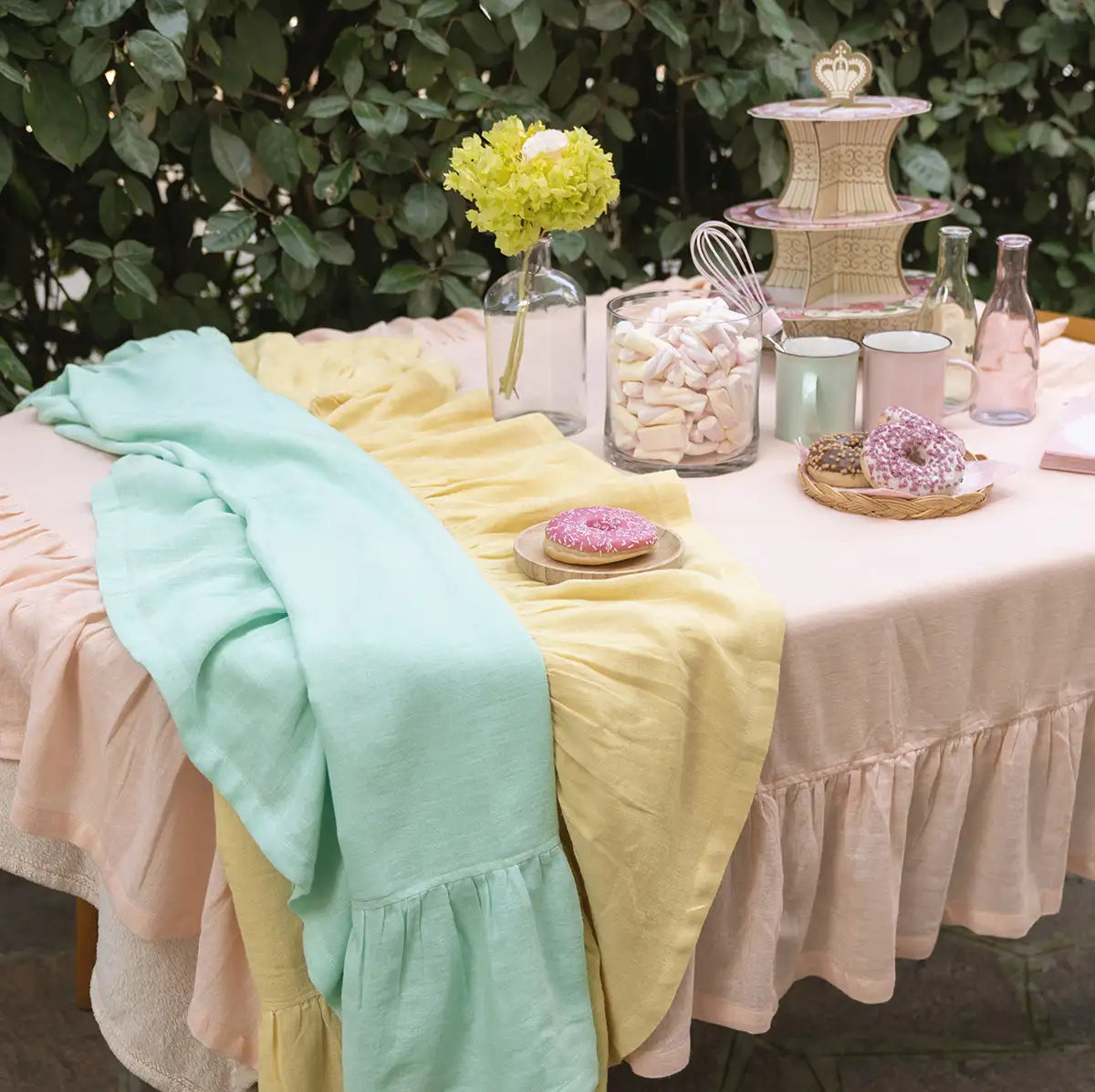Tischdecke mit Rüschen im provenzalischen Stil Shabby Chic 100% Baumwolle 160x220 Farbe Weiß / Hellblau