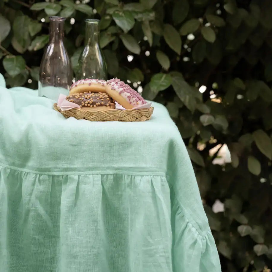 Tischdecke mit Rüschen im provenzalischen Stil Shabby Chic 100% Baumwolle 160x220 Farbe Weiß / Hellblau
