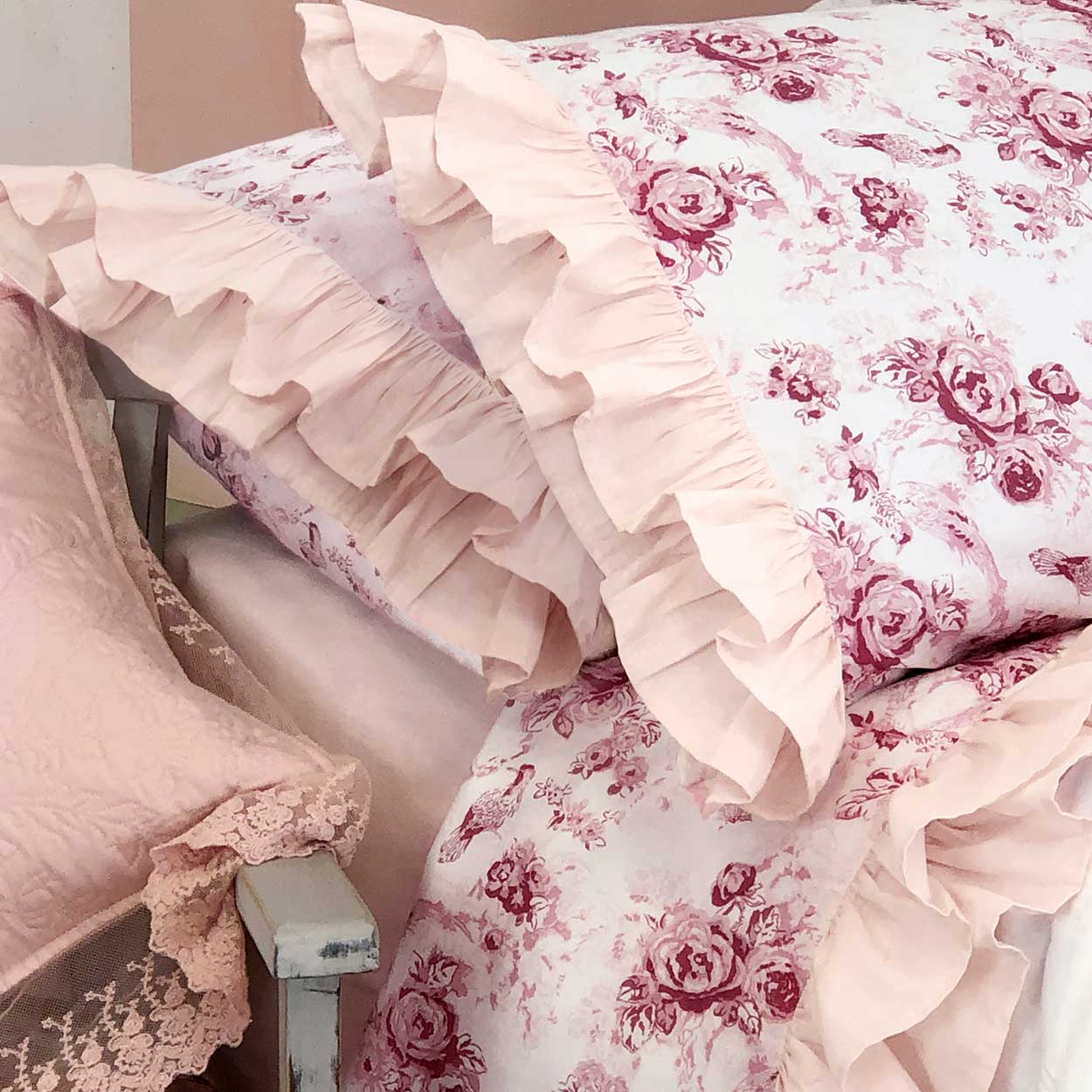 Komplettes Doppelbett mit Shabby Chic Volant Angelica Kollektion Farbe Weiß/Rosa/Elfenbein