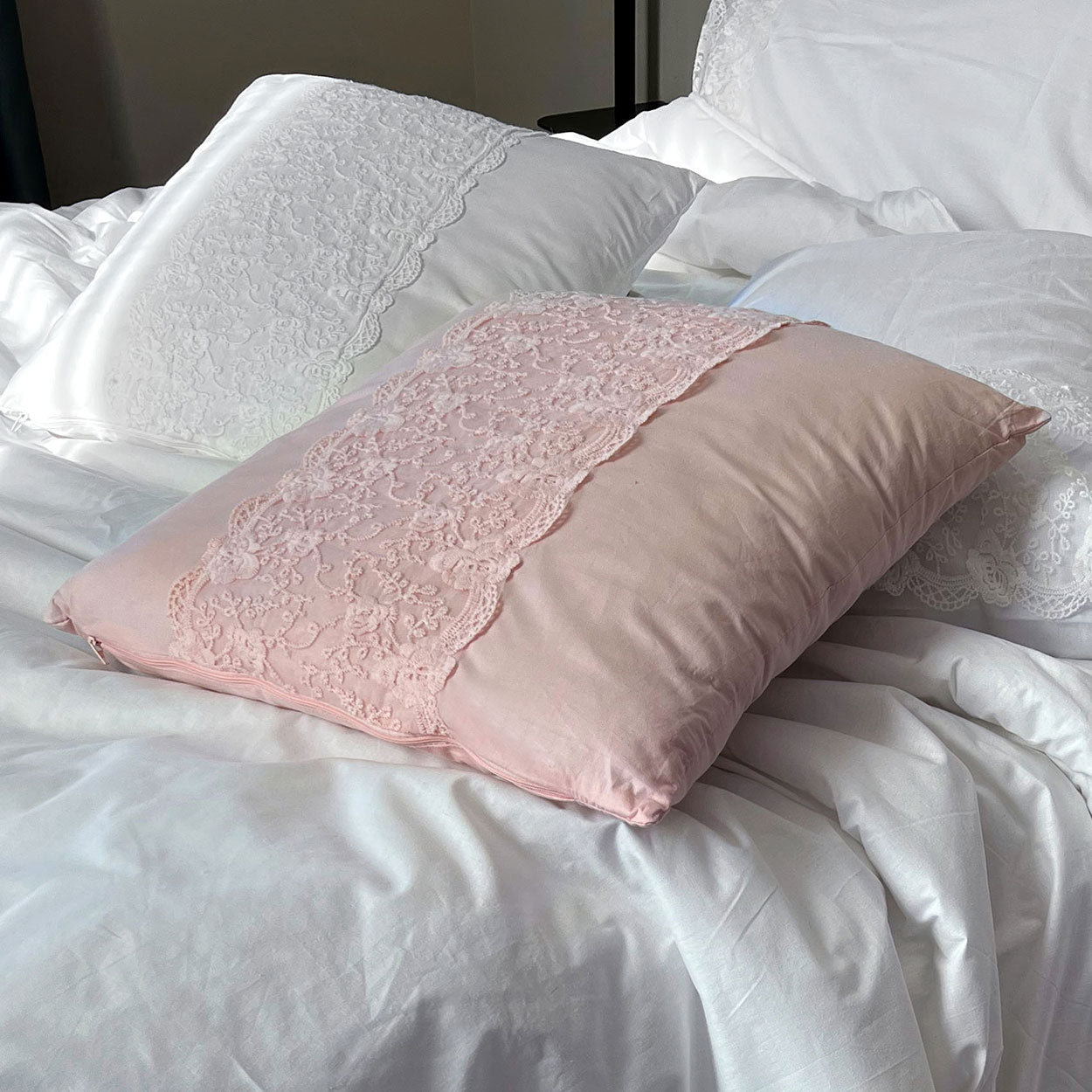 Cuscino Arredo in Cotone con Pizzo Stile Shabby Chic Collezione Marie Claire 45x45 Colore Rosa Cipria