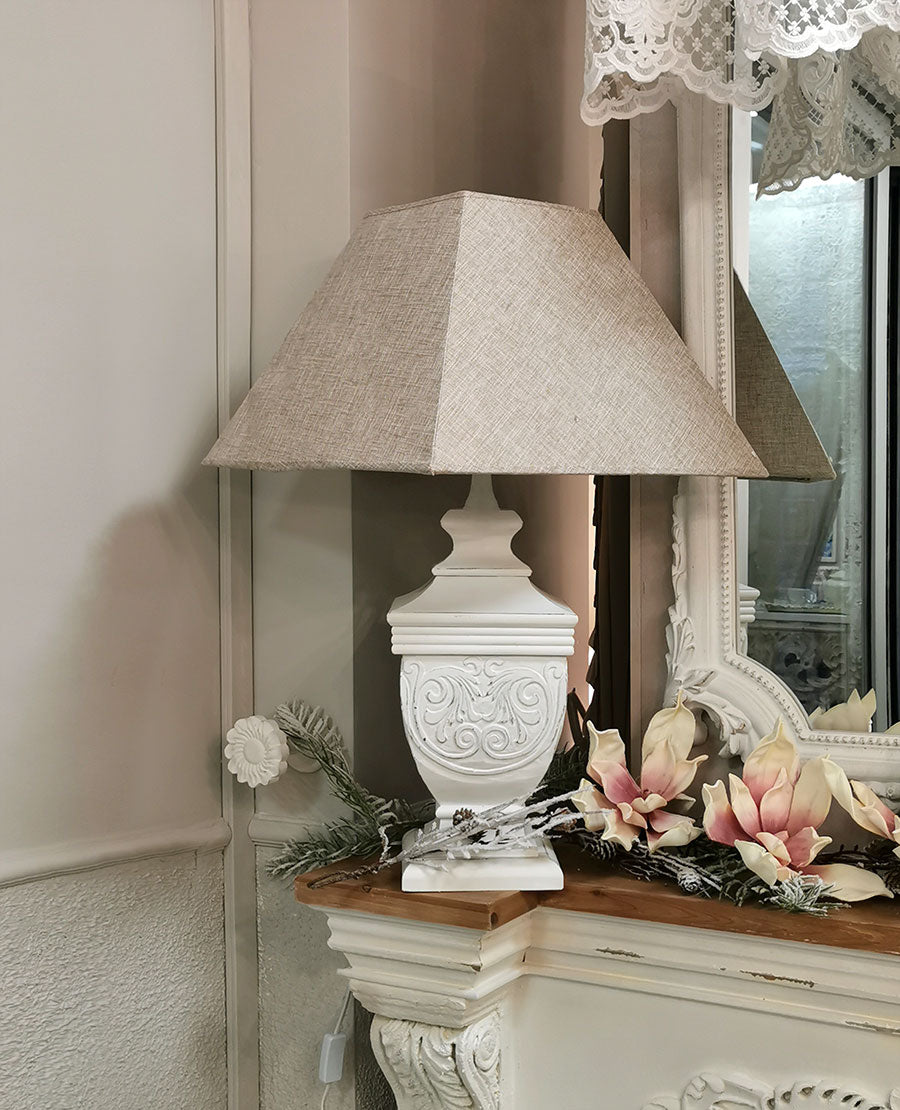Lampada da tavolo con Paralume Quadrato Stile Vintage Shabby Chic Colore Bianco Anticato Paralume Beige Altezza 73 cm
