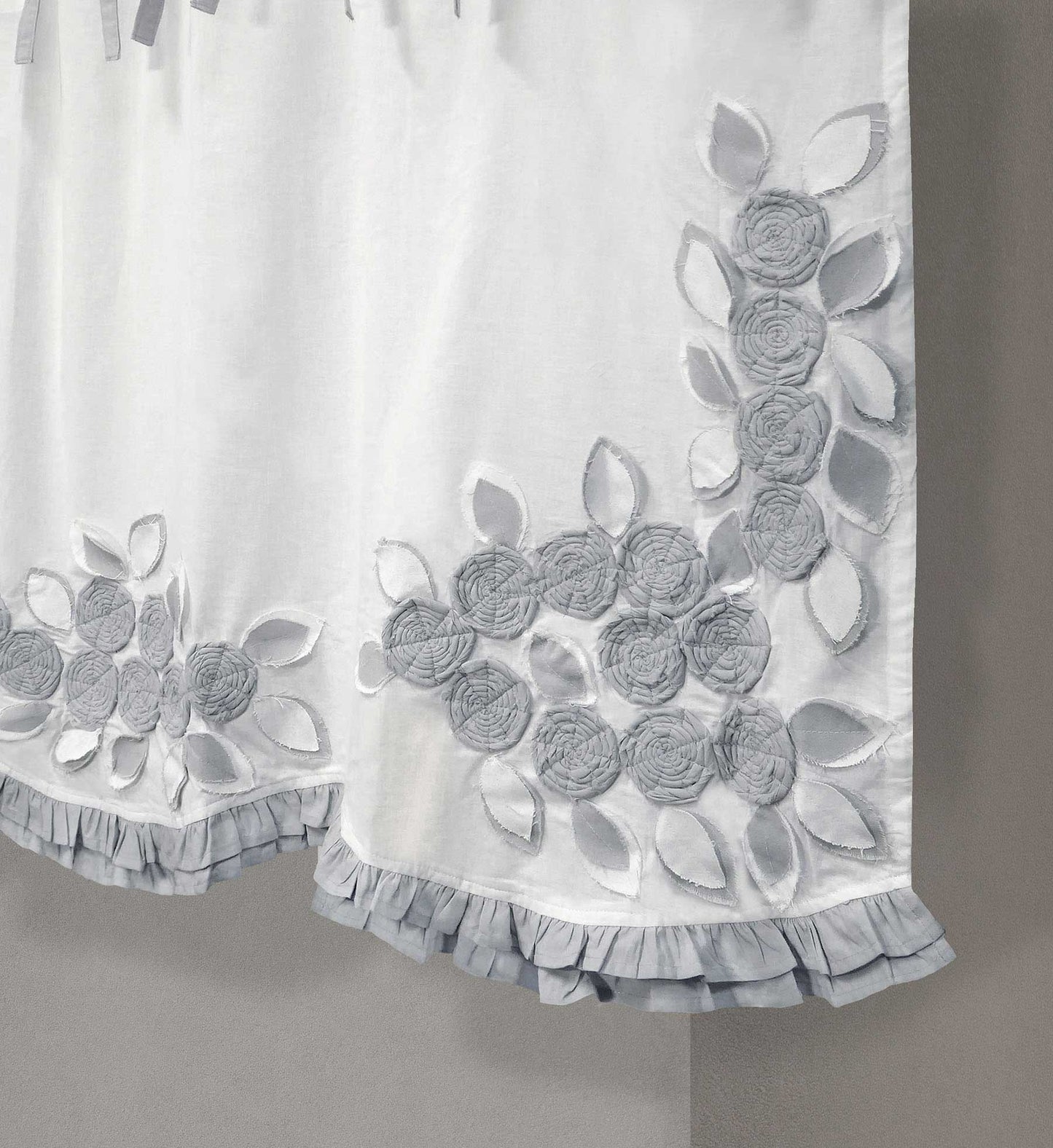 Mantovana Stile Shabby Chic con Rose Applicate 140x80  cm Colore Bianco / Grigio Chiaro