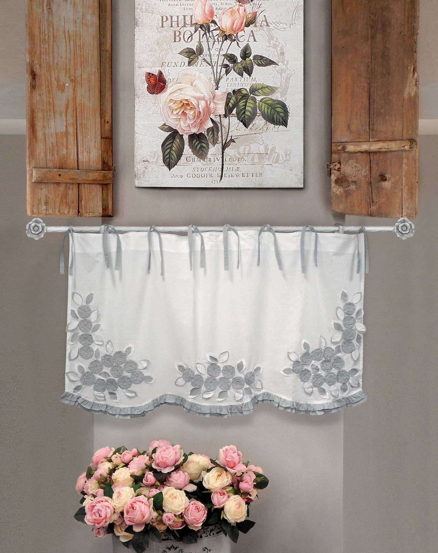 Mantovana Stile Shabby Chic con Rose Applicate 140x80  cm Colore Bianco / Grigio Chiaro