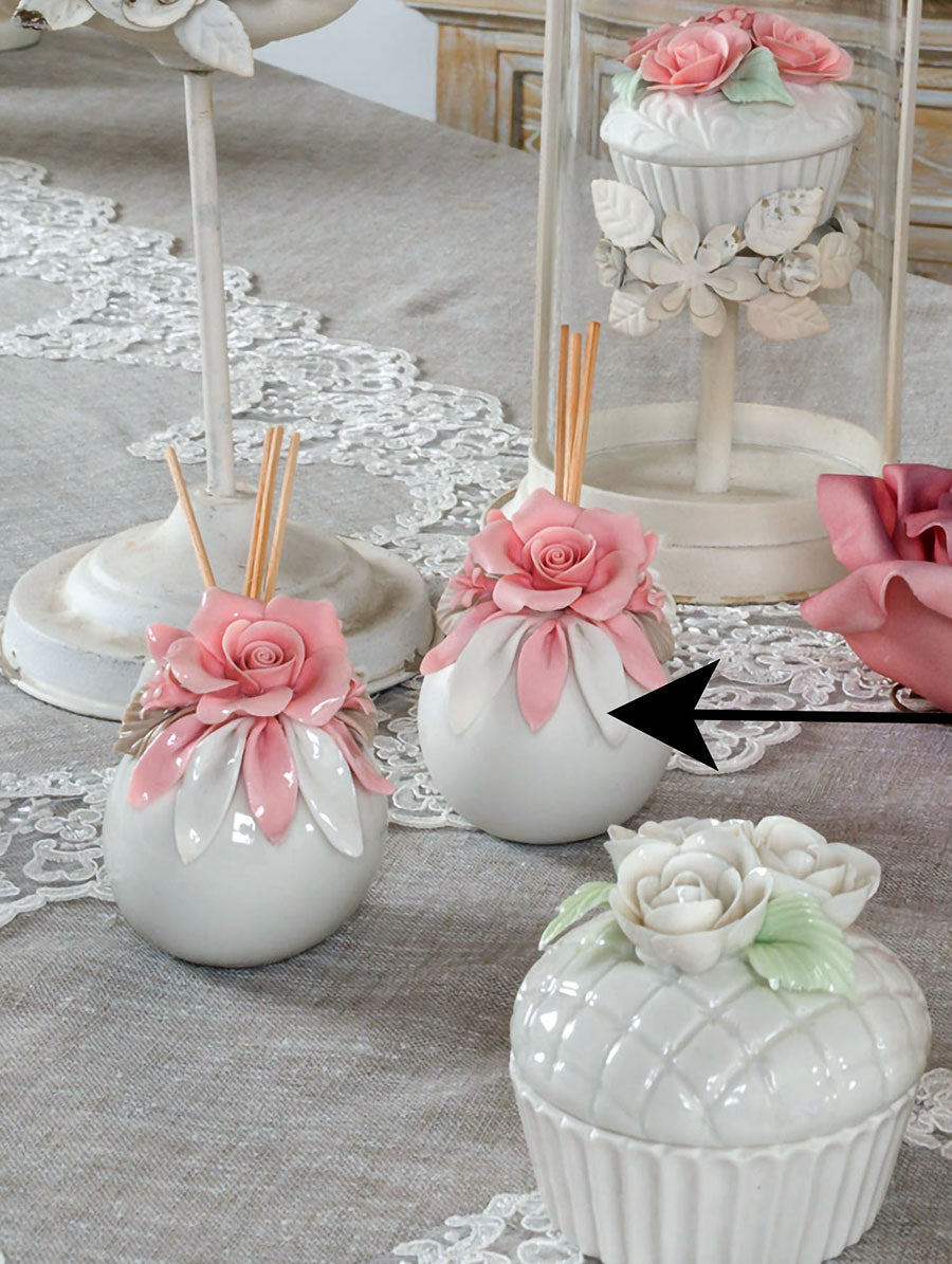 Porta Profumatore con Rose Ceramica Opaco Stile Shabby Chic Colore Bianco / Rosa