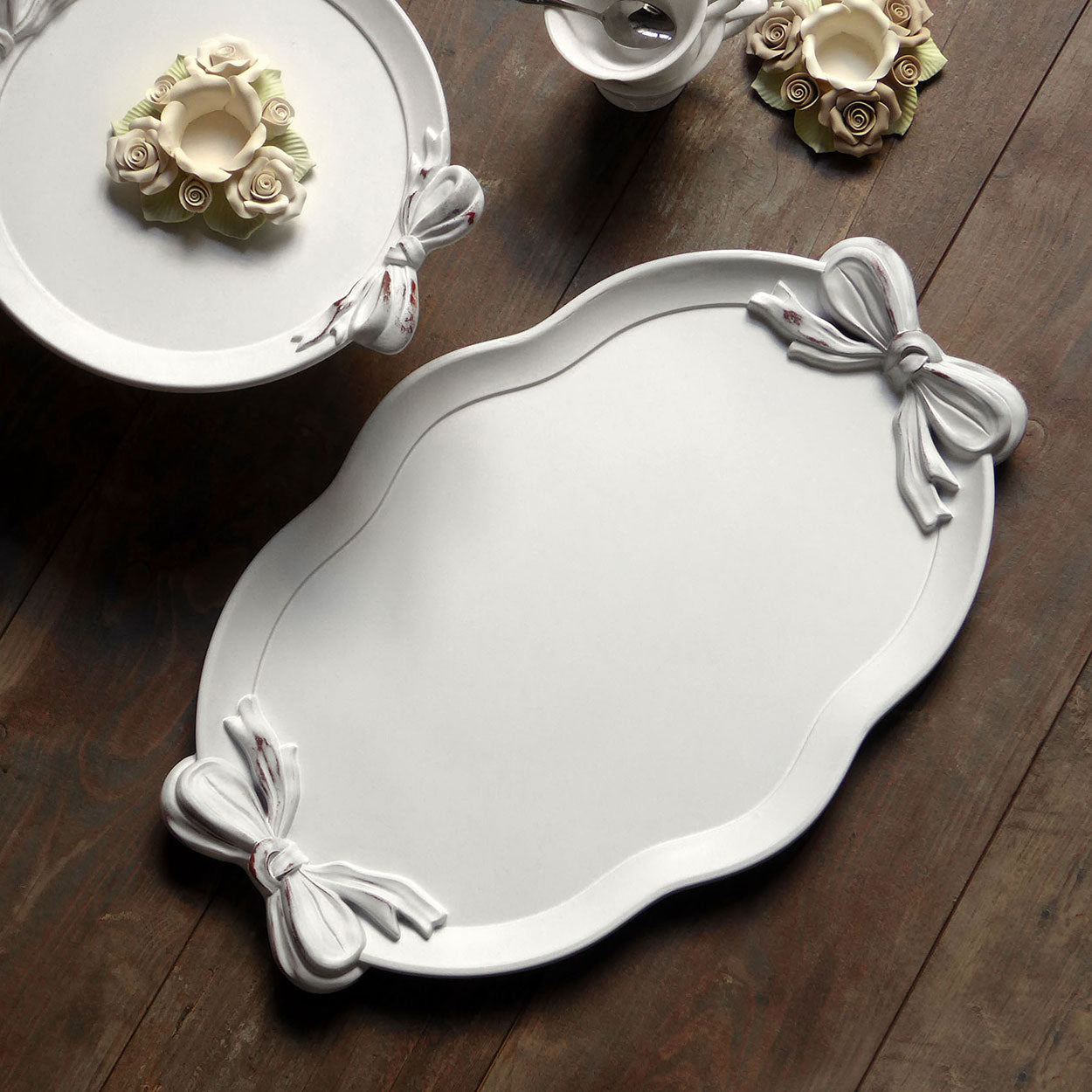 Vassoio Decorativo Ovale Legno con Fiocchi Stile Shabby Chic Colore Bianco Anticato 26x41